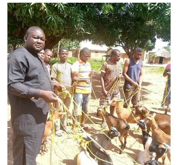 Benue State Politician, Daniel Ukpera, Donates Ropes To His Community To Tie Their Goats (Photos)