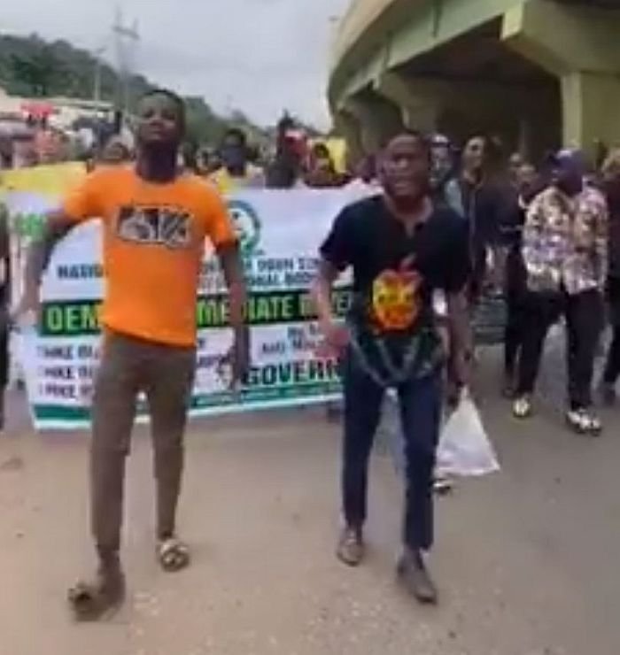 Ogun Students Protest Hike In Fuel Price, Compose Song For Buhari (Video)