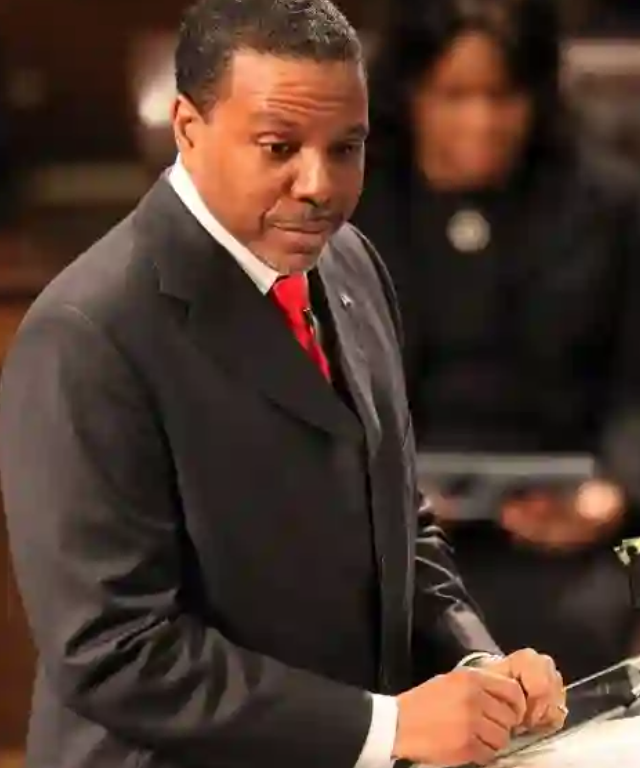 ‘I was wrong’- US clergyman Creflo Dollar denounces his position on tithing, asks his followers to destroy every book and tape he has ever written and preached on tithing because it’s not biblical (video)