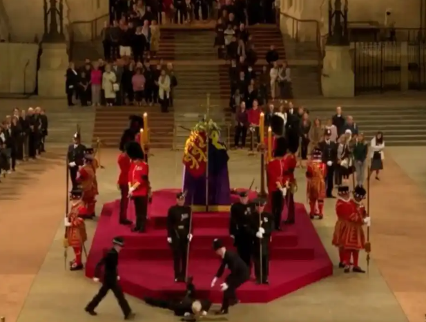 Guard faints while standing watch beside Queen Elizabeth II’s coffin (video)