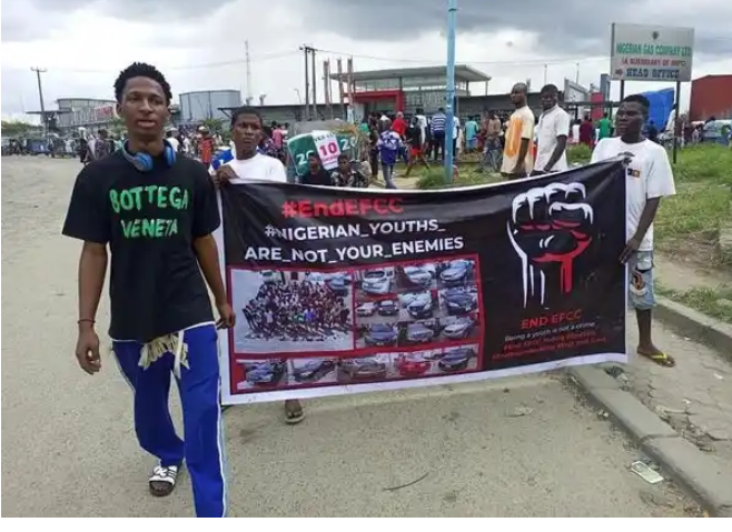 Youths in Warri stage protest against EFCC (video)