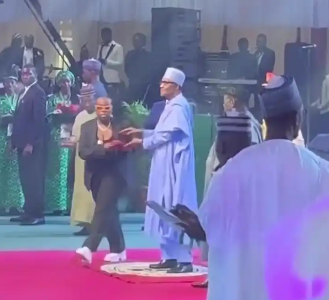 Watch The Moment Teni Refused To Shake Buhari After She Received Award