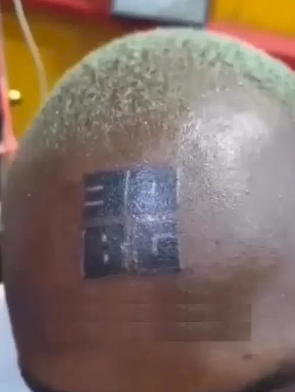 Man ridiculed for tattooing ’30BG’ on forehead (Video)