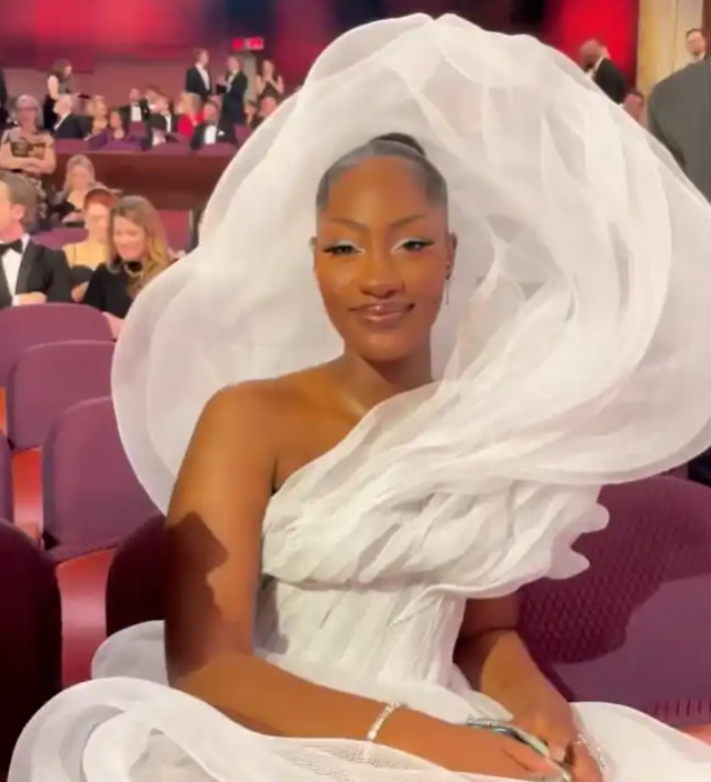 Tems slammed for her “rude” view-blocking dress at the Oscars (video)